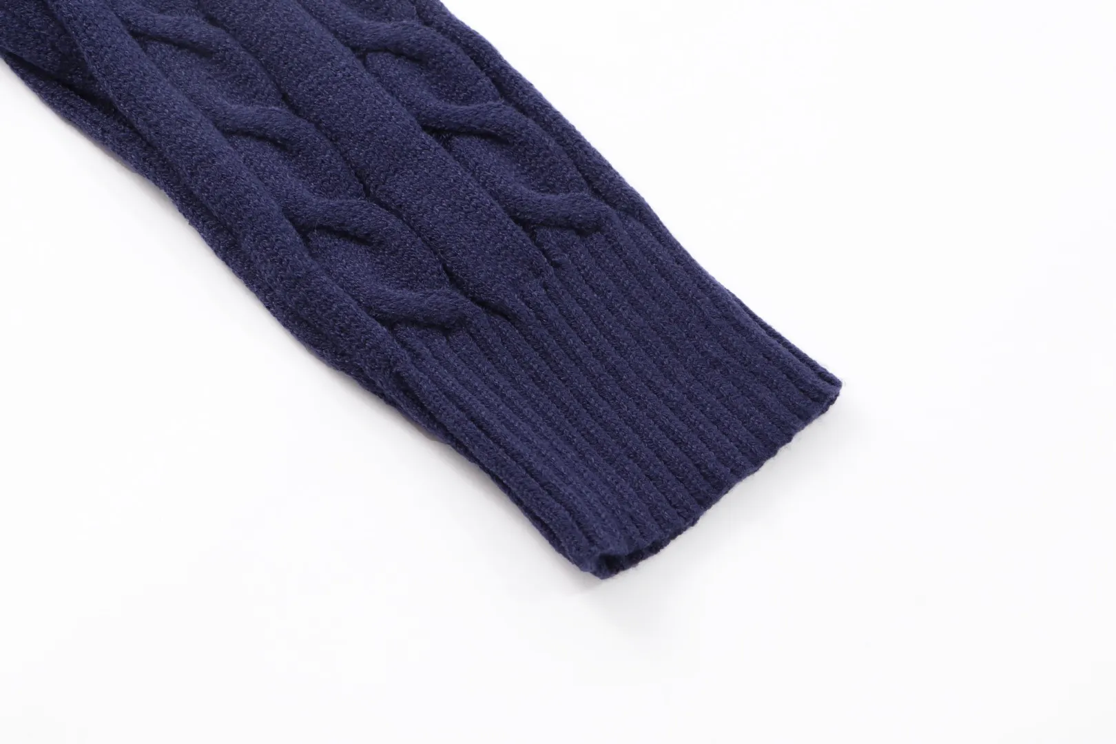 P210 [Ralph Lauren round neck solid color pony embroidery logo twist knitted sweater] ✅Ralph Lauren classic basic versatile knitted pullover crew neck sweater for men and women ✅Main supplier platform live broadcast Wholesale entity Replenish when out of stock will not be removed from the shelves ✅ZP quality 1:1 pattern making Scan the code to enter the GF website Counter quality ✅Detailed quality is the only one in Guangzhou Imported quality cotton yarn Focus on high-end cost-effective Good quality Needless to say ✅The version is restored to the original version. The maximum size can be worn up to 1105 pounds. Loose, comfortable and stress-free. ✅The upper body is simple and easy to match. A must-have for ootd. Good-looking clothes are never picky. A must-have in couples’ wardrobes. Size: S-XL. Color: black, white, gray, royal blue, pink, sky blue, khaki.